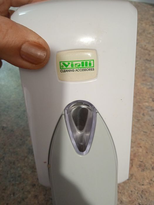 Стенен диспенсър за течен сапун