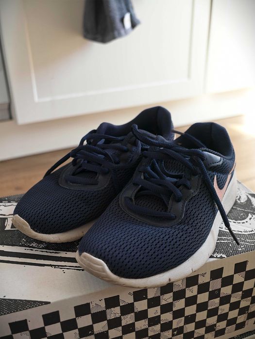 Детски/Дамски Маратонки NIKE TANJUN (GS) 35-36