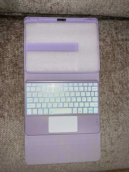 Husă Premium cu Tastatură Wireless Iluminată (iPad Air / Pro 11")