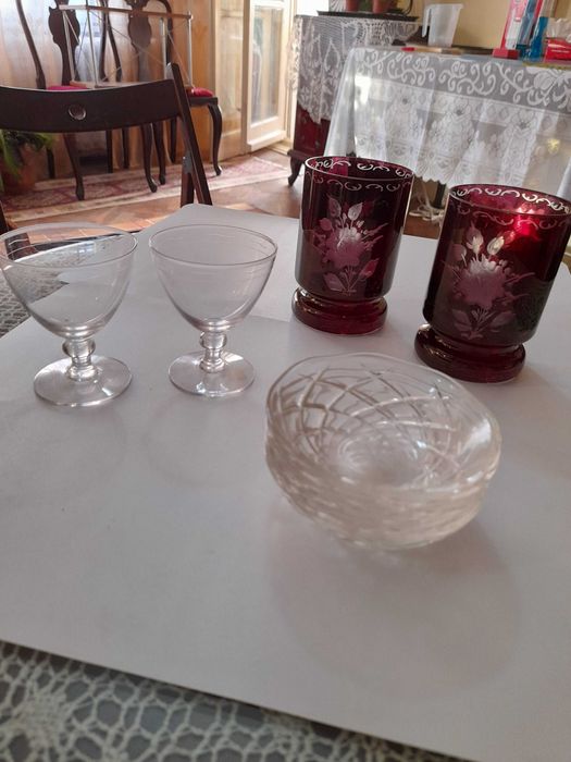 Pahare mov/grena tip Baccarat cristal vechi interbelic si albe aperitiv boluri sticla veche dulceata