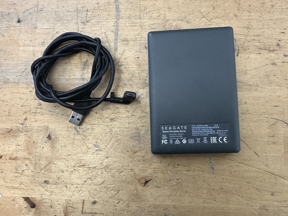 Hdd portabil toshiba 1tb de culoare negru mat inchis