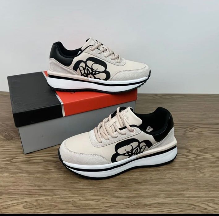 Женские кроссовки