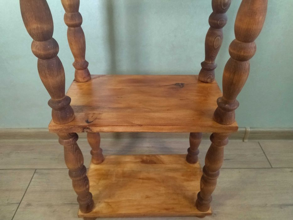 Етажерка със струговани орнаменти !!!