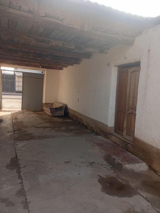 Yoshlik mahallasida hovli sotiladi 3 sotiq