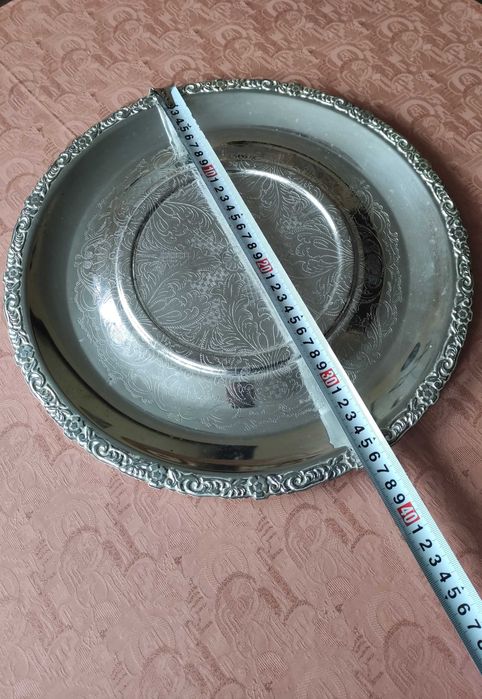 Масивен гравиран метален поднос с изпъкнал център