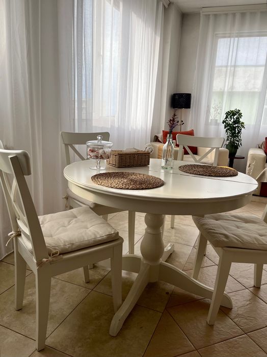 Masă dining extensibilă din lemn masiv + 4 scaune – stare foarte bună