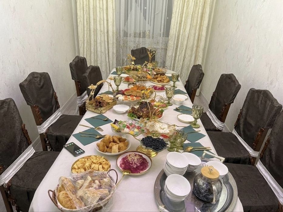 Продаётся комплектом: стол + 12 стульев