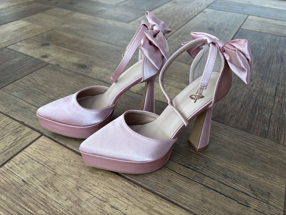 Дамски розови обувки на висок ток