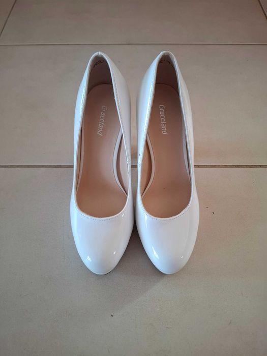 Официални бели токчета