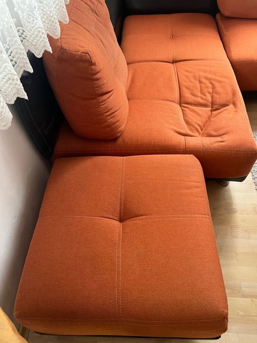 Текстилен диван  с кожени елементи