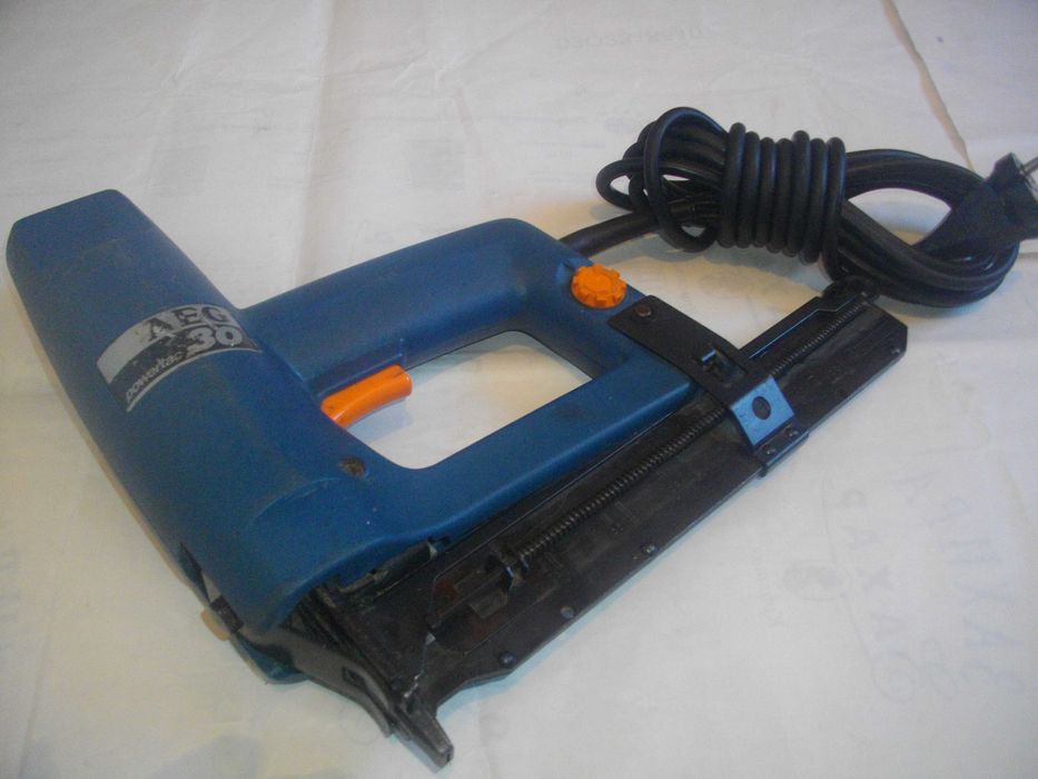 Нов к-т ръчни инструменти Ел. Такер AEG Фреза BOSCH Лепачка Пластмаса