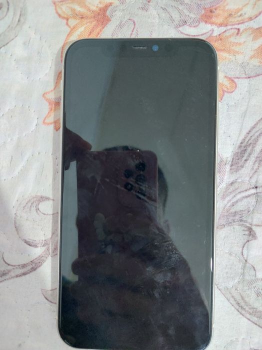 Айфон 11  Есть карбока