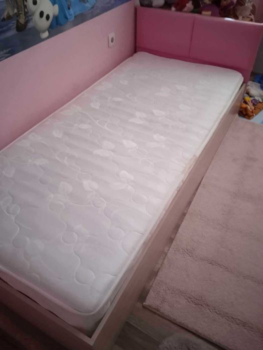 Продавам легло с матрак
