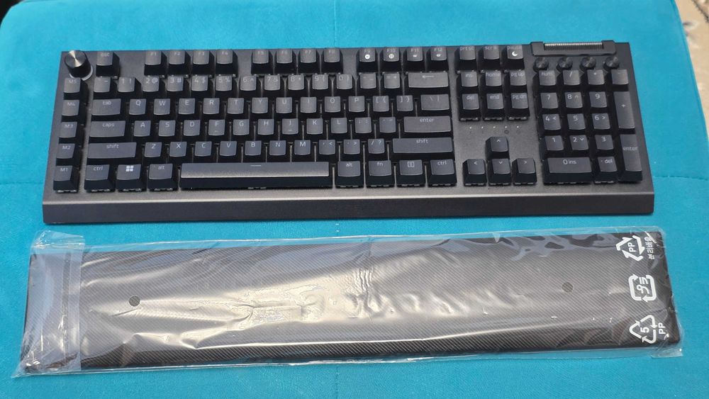 Vand tastatura Razer Blackwidow V4 Pro - aproape noua!