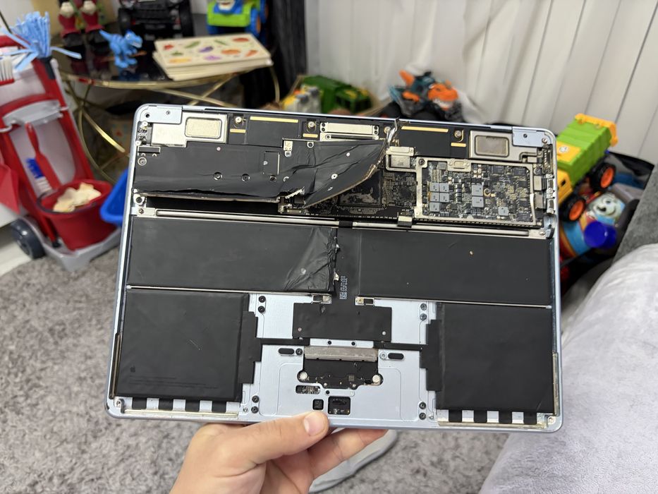 Vand laptop air 2025 macbook M4  piese