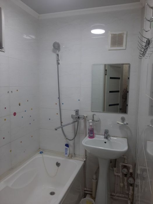 Ангрен Бозор олдида 4 хонали уй сотилади !