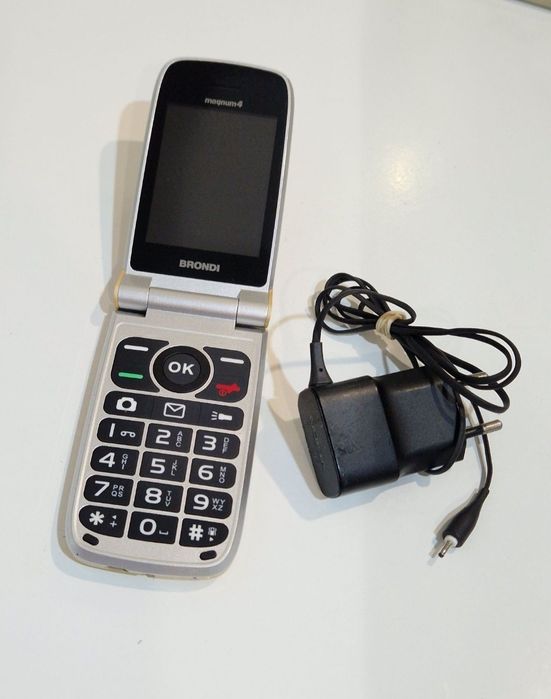 Super telefon cu clapeta.  Special pentru Seniori.