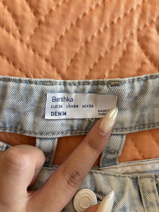 Къси панталонки и топ от две части Bershka