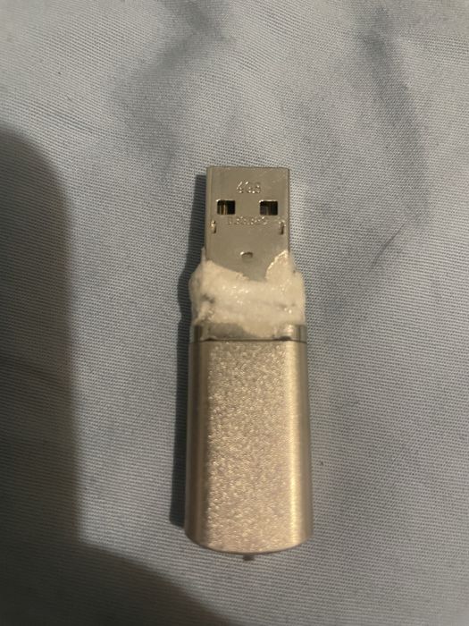 Fleshka sotiladi 2GB, 4GB