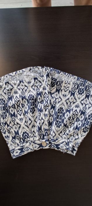 Pantaloni scurti albi cu detaliu albastru