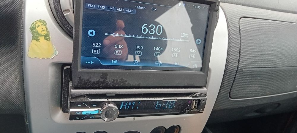 Casetofon cu ecran retractabil.