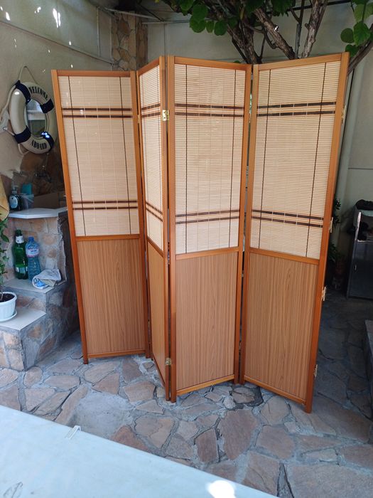 Параван с четири секции.