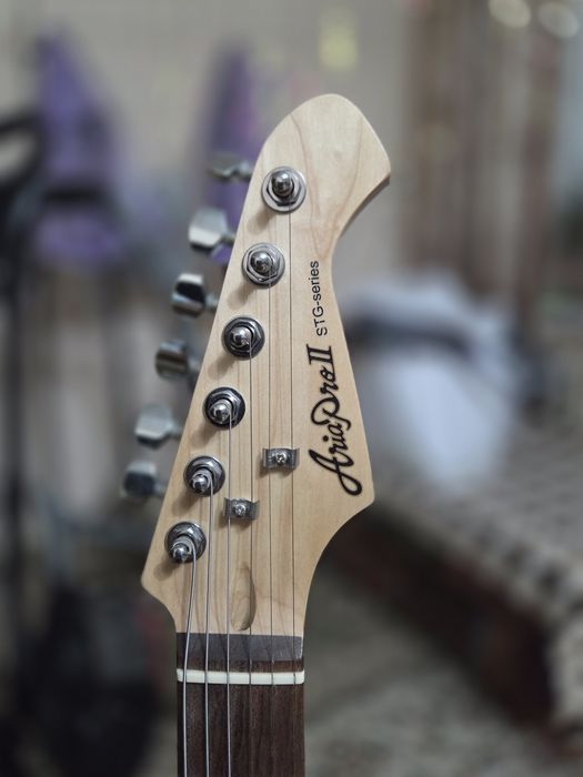 Продаю электрогитары с подставками для гитары!