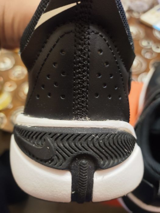 Маратонки NIKE за момче номер 40. Дължина на стелката 25,5 см.