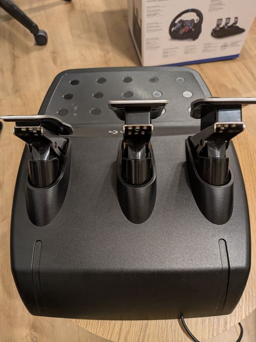 Геймърски волан Logitech G29 Driving Force + педали (за PS5, PS4, PS3 и PC)