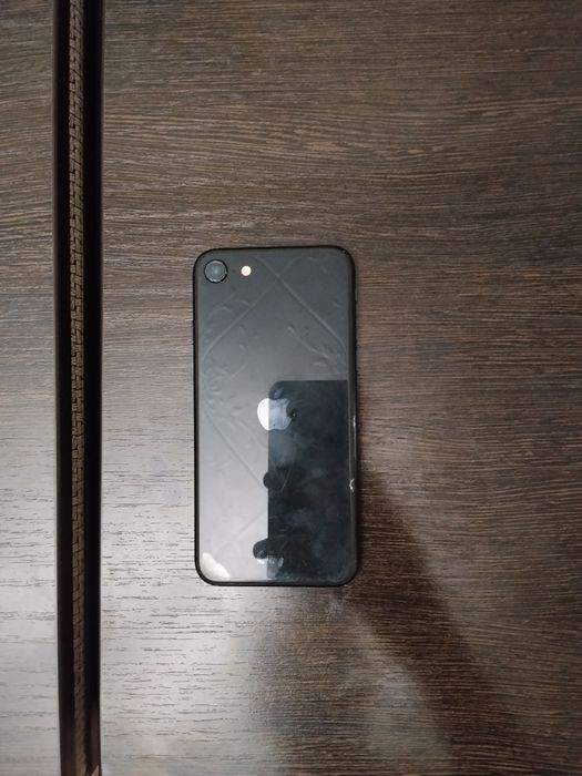 Продам iPhone SE 64 gb памяти