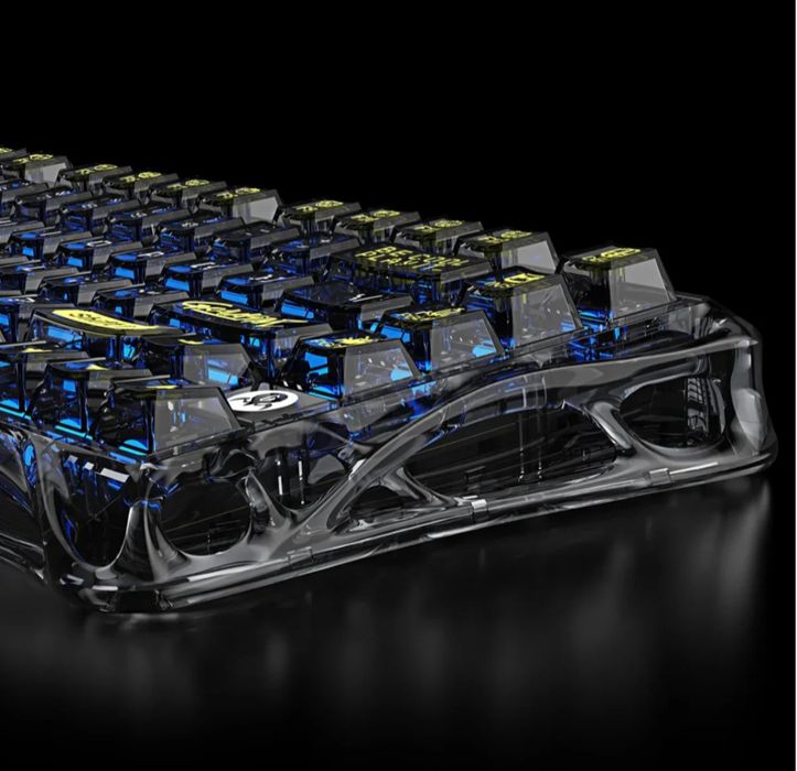 Komplekt gaming monitor, klaviatura va mishka sotiladi