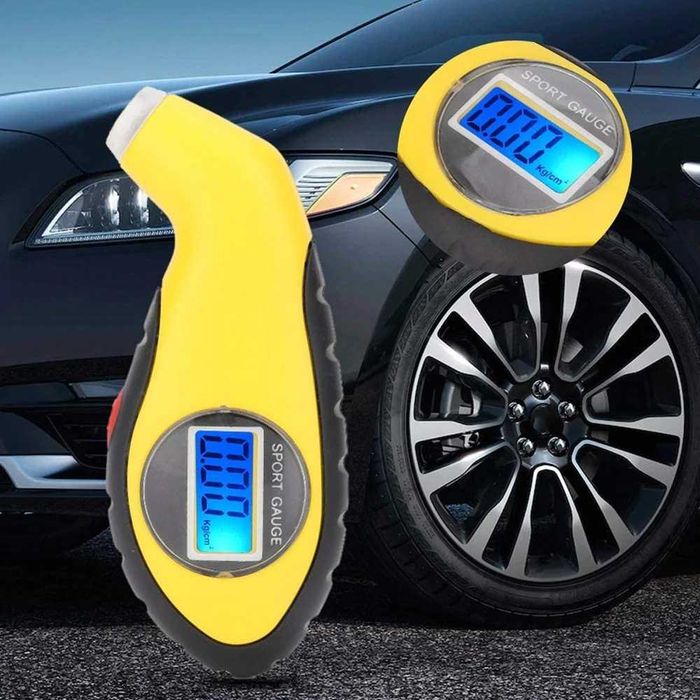 Электронный манометр для проверки давления шин.