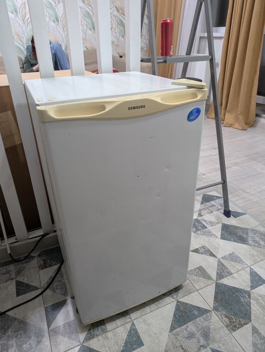 Компактный холодильник Samsung SRG-118