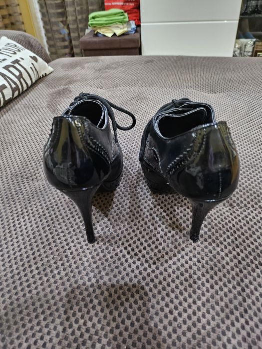 Затворени обувки на ток 37номер