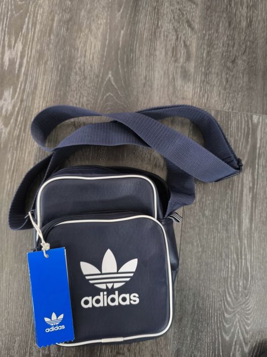 Продавам оригинална чанта на adidas