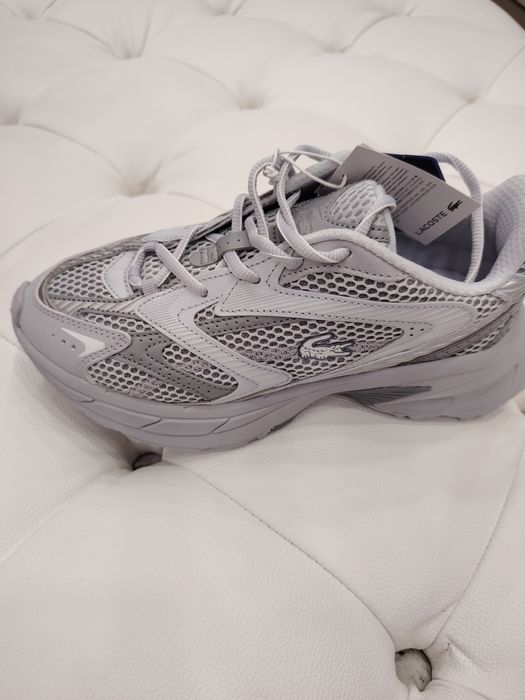 Adidasi noi cu eticheta