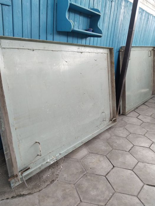 Продаю гаражные ворота.