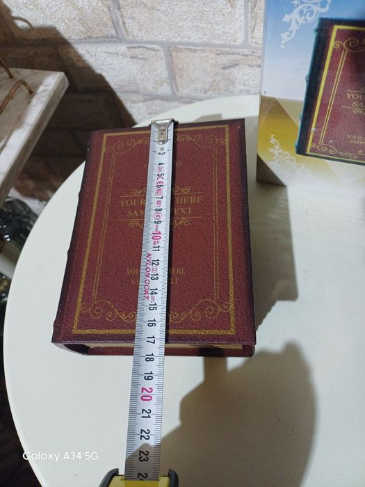 Пясъчен часовник в форма на книга