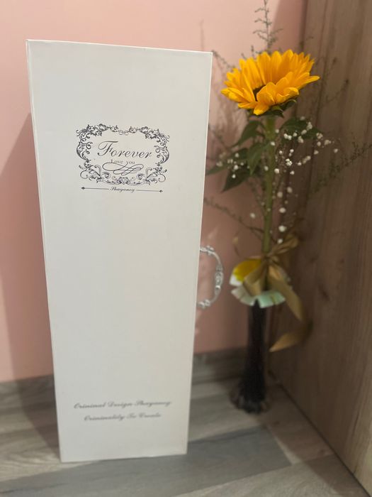 Подаръчна кутия с надпис LOVE от вечни рози