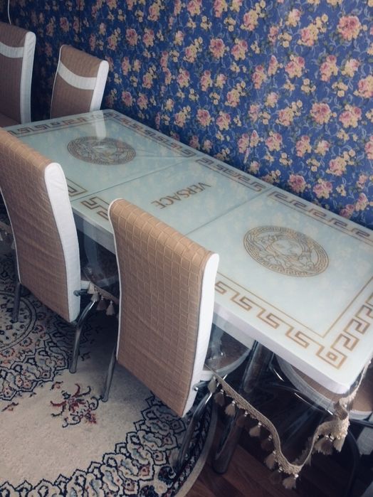 Стол в гостиную