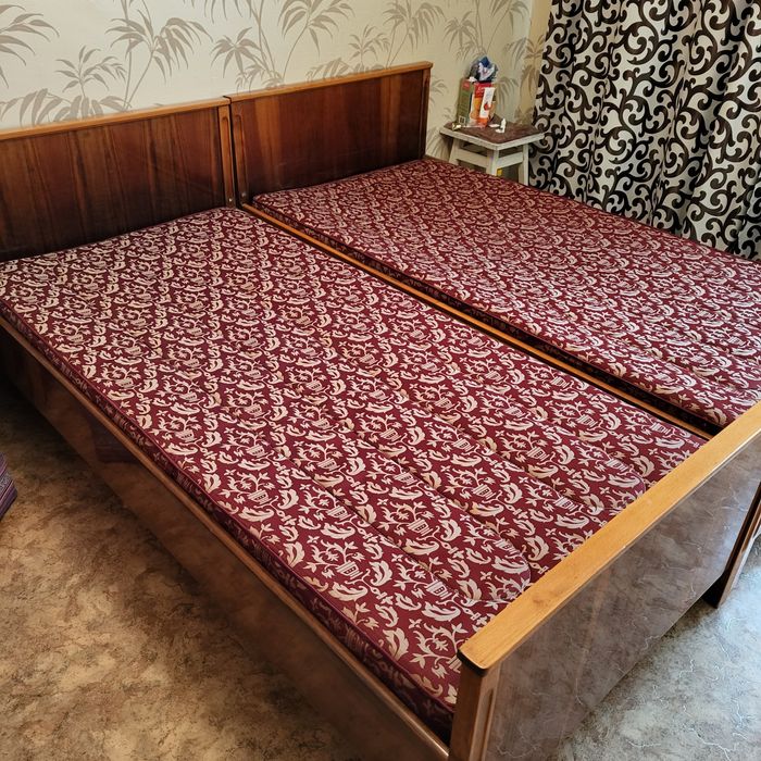 Продам 2 кровати, полуторки.