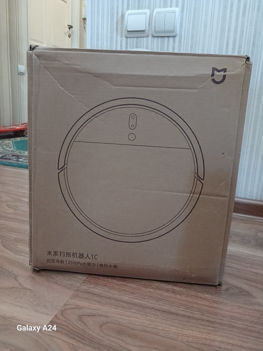 Робот-пылесос Xiaomi с коробкой