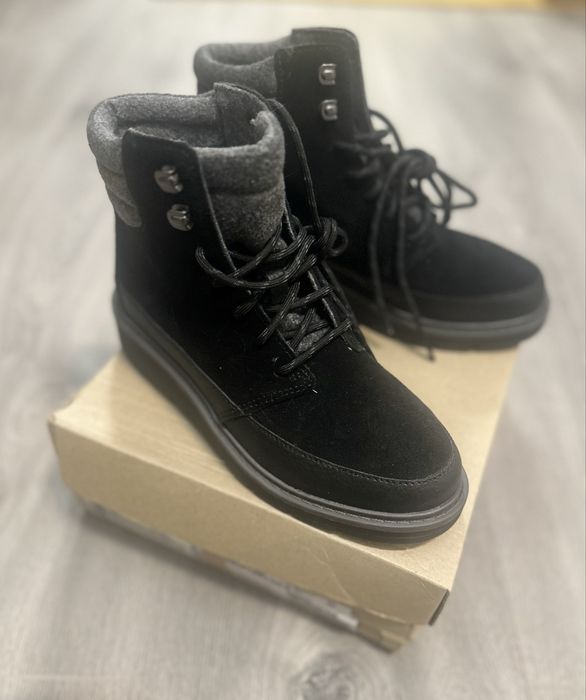 Ghete Clarks din piele întoarsǎ, negre, 36 şi 37.5