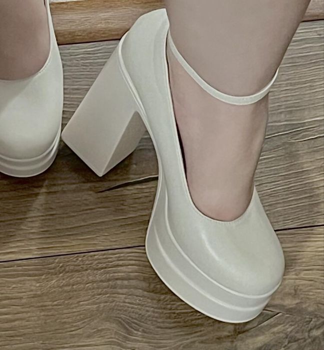 Pantofi bej cu toc