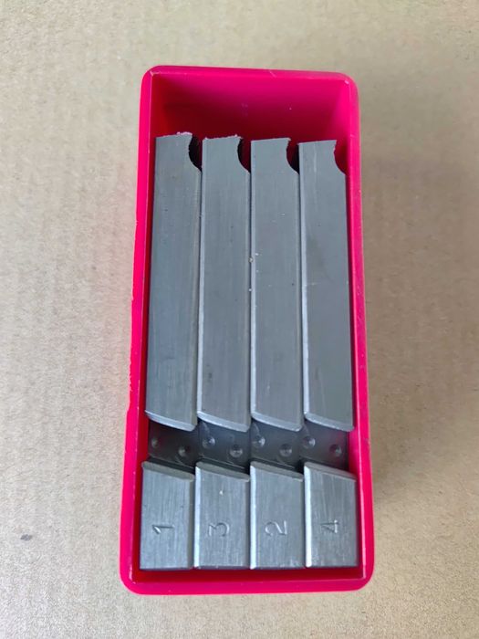 Seturi de bacuri (cuțite) pentru capete de filetat automate / mașini de filetat, model MA US 2000.