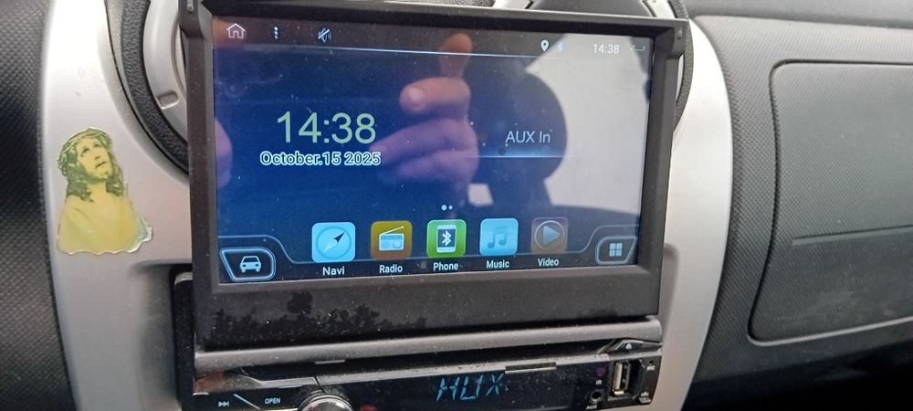 Casetofon cu ecran retractabil.