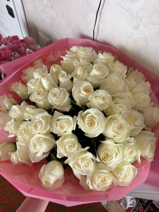 Белые розы, свежие, красивый аромат