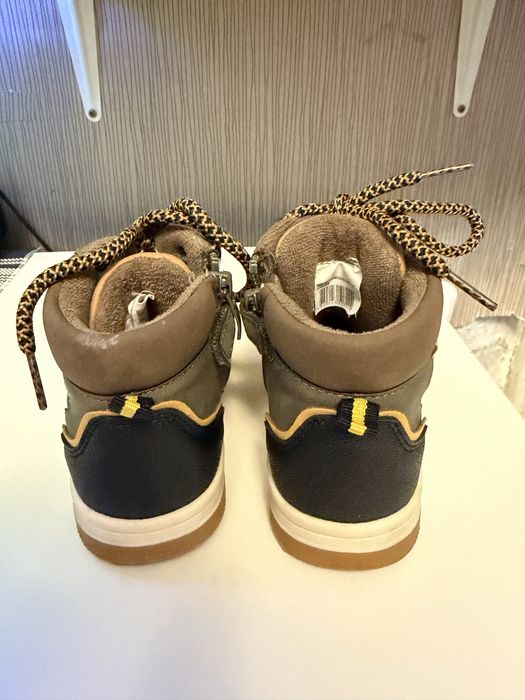 Ботинки весение 26р