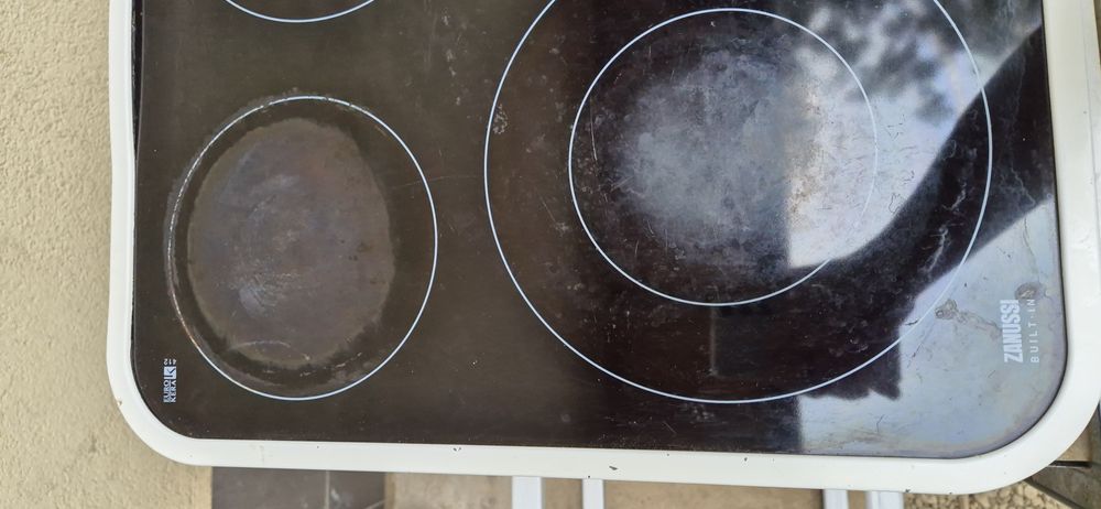 Фурна за вграждане ZANUSSI в комплект с котлони за вграждане