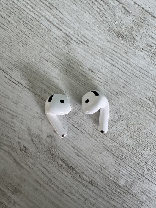 AirPods 4.